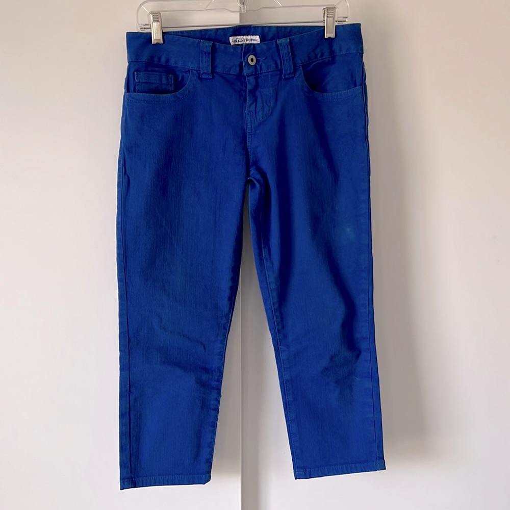 Guess capri Jeans. Beautiful blue. Low rise. Excellent condition.